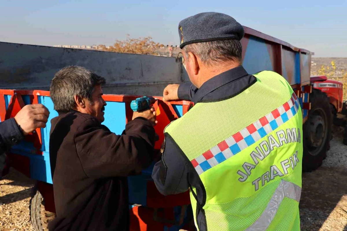 Gaziantep’te jandarma ekipleri tarafından traktör sürücülerine eğitim verildi